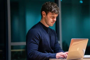 Golpes com inteligência artificial: conheça 5 tipos